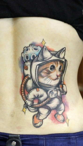 女性后腰太空猫纹身图案