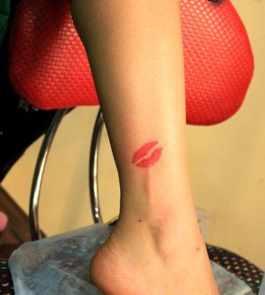 脚踝好看的美女唇印纹身图案