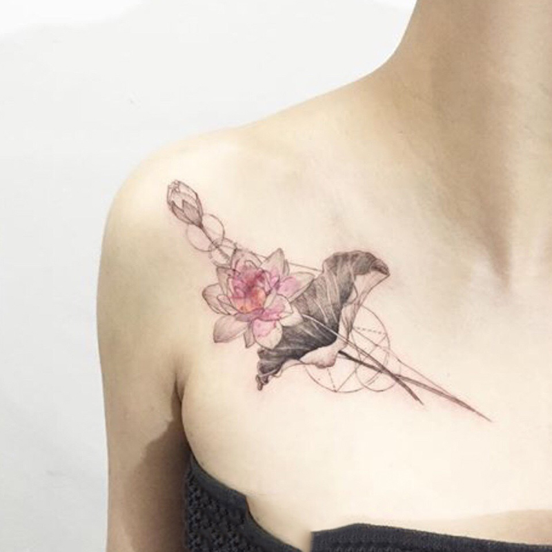 锁骨漂亮的莲花纹身图案
