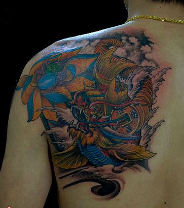 臂部彩色神兽鳌鱼花卉纹身图案