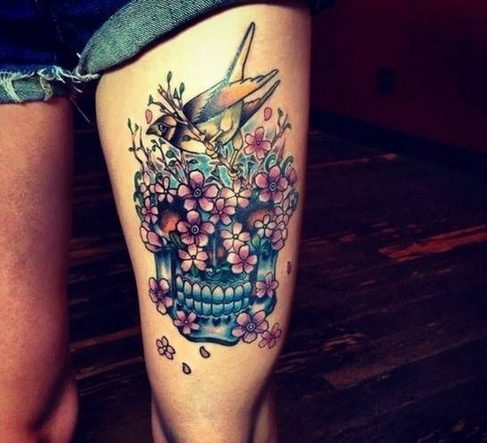 女性腿部彩色骷髅小鸟花卉纹身图案