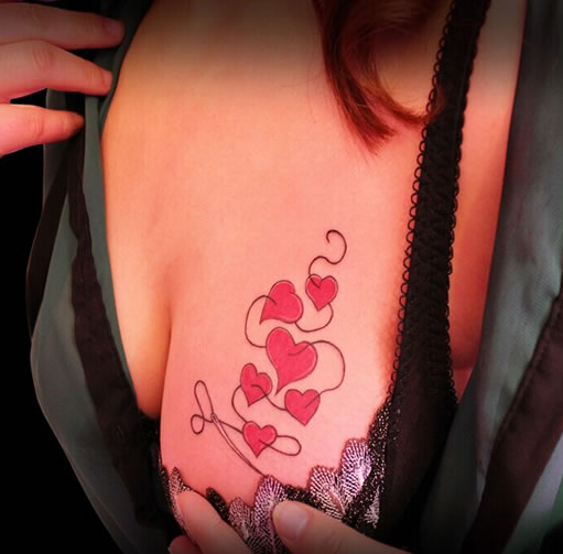 美女胸部的心形纹身图案