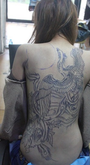 女生满背个性的凤凰纹身图案
