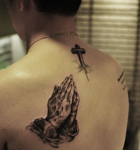 男性后背双手祈祷十字架纹身图案