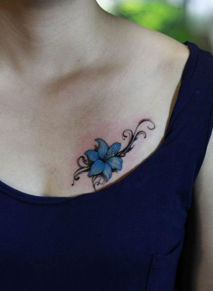 美女胸部清新的蓝色小花纹身图案