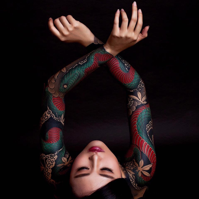 美女双手花臂灵蛇彩绘纹身图案
