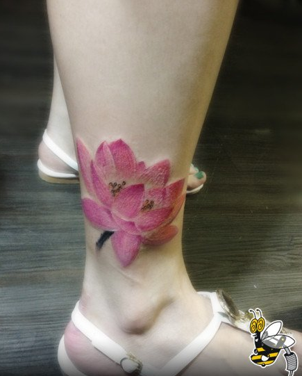 女生腿部精美的彩色莲花纹身图案