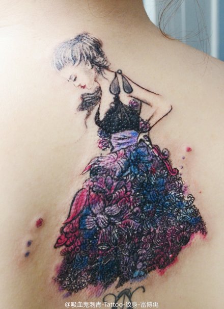 背部彩色花朵裙子与女孩纹身图案