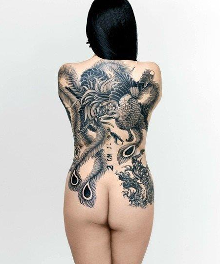 女性满背精致的黑白凤凰纹身图案