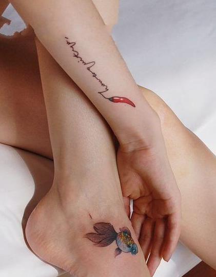 女生脚背金鱼和手臂辣椒个性纹身图案