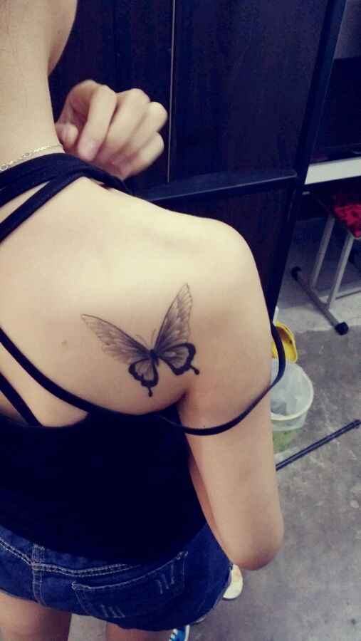 美女背部黑灰蝴蝶纹身图案