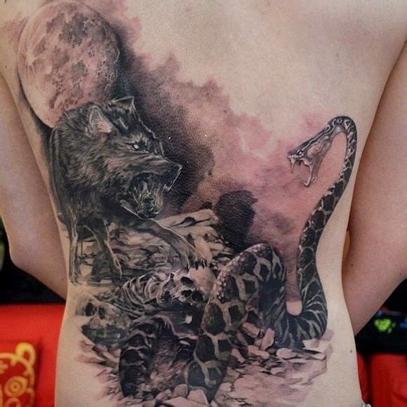 背部狼和蛇月亮骷髅纹身图片