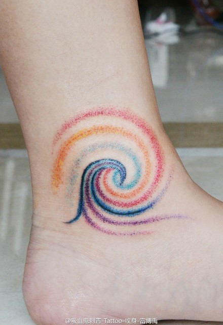 脚踝五彩的小海浪纹身图案