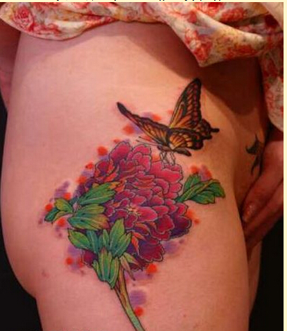 美女腿部好看的牡丹花蝴蝶纹身图案