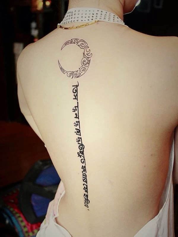 女生后背性感腰椎藏文纹身图片