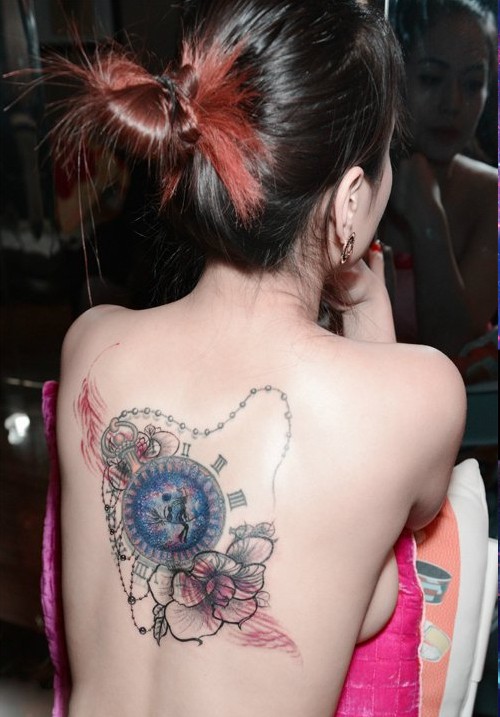 时尚美女背部个性钟表花卉纹身图案