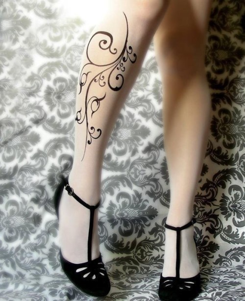 女人腿部简约黑白藤蔓纹身图案