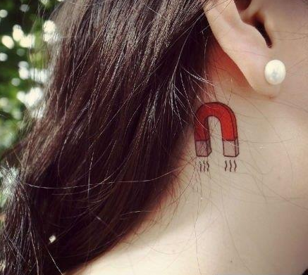 女性脖子磁铁纹身图案