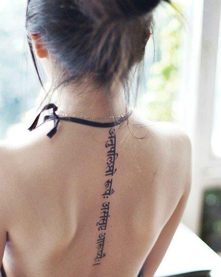 前卫权威的女生后背脊椎藏文纹身图案