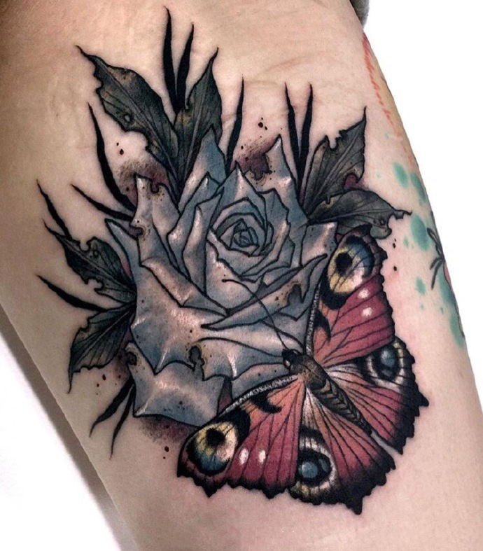 大腿蝴蝶玫瑰彩绘纹身图案