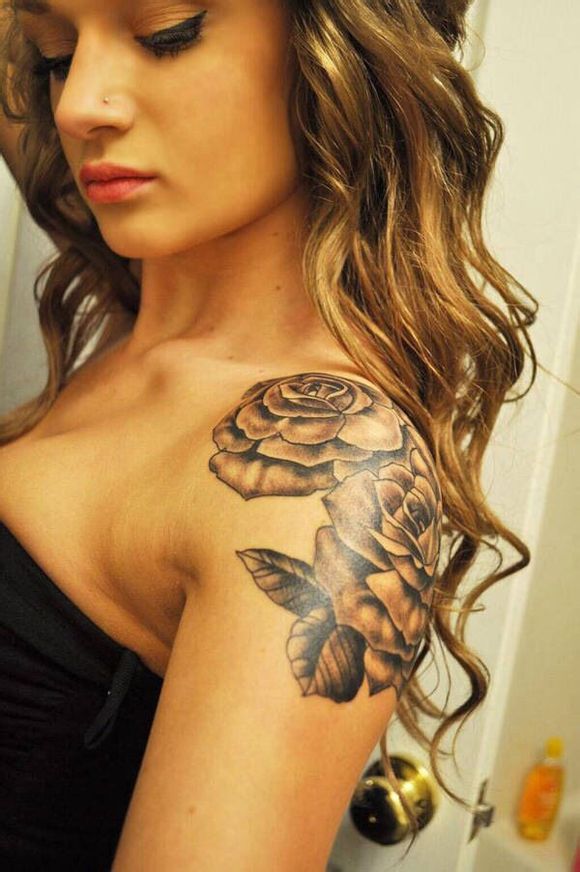欧美美女好看的肩部玫瑰纹身图案