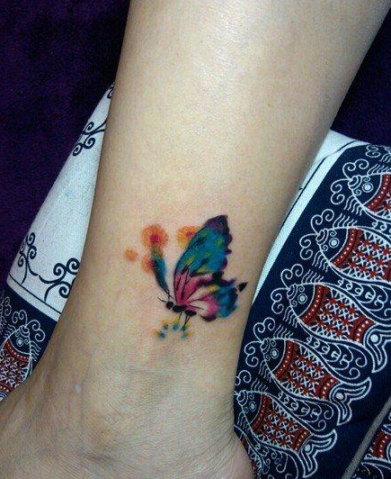 女人脚踝处漂亮好看的彩色蝴蝶纹身图案