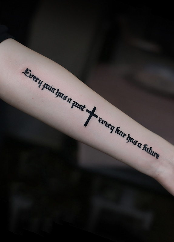 手臂十字架与英文纹身图案