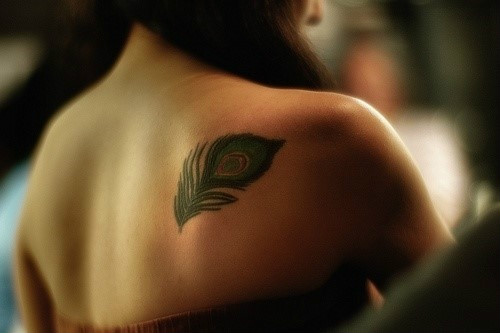 性感女生背部孔雀羽毛纹身图案