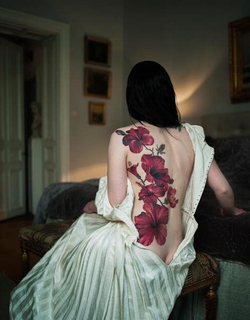 性感美女背部美丽的花卉纹身图案