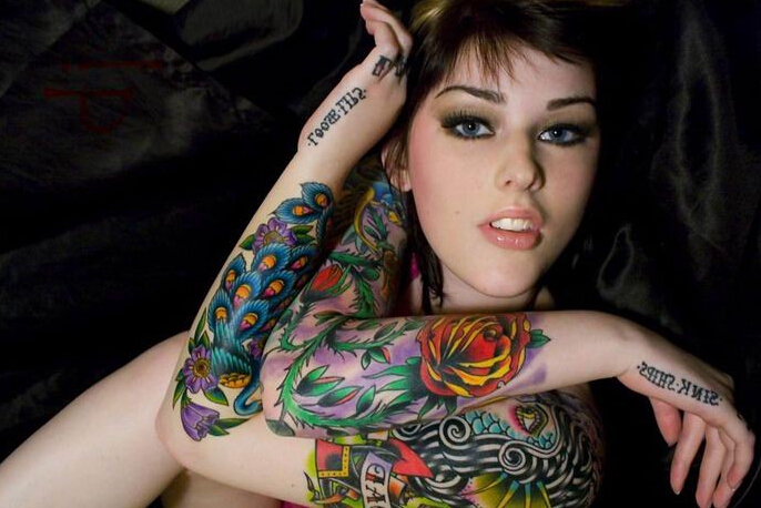 美女展示手臂孔雀花卉彩绘纹身图案
