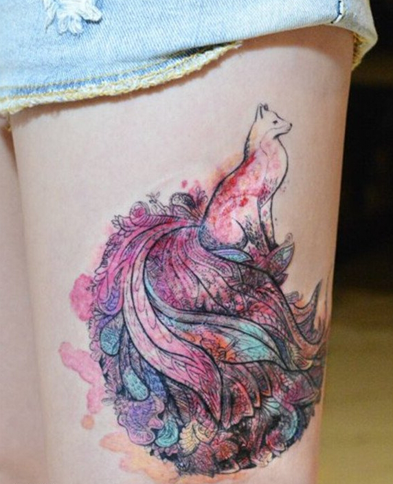 腿部彩色漂亮的九尾狐纹身图片
