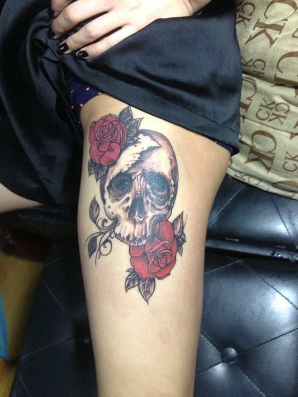 腿部玫瑰骷髅彩绘纹身图案