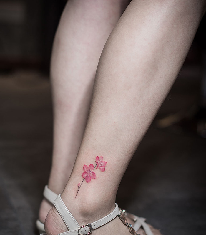 脚踝美丽的花蕊彩绘纹身图案