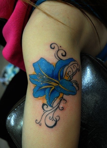 女人手臂蓝色的百合花纹身图案