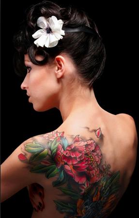 美女背部性感鲜艳的牡丹花纹身图案