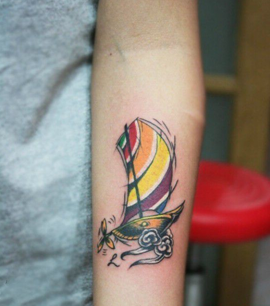 海上小帆船创意手臂纹身图案