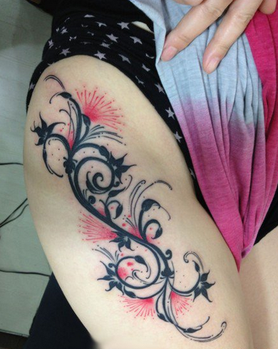 女孩子腿部精美的藤蔓花卉纹身图案