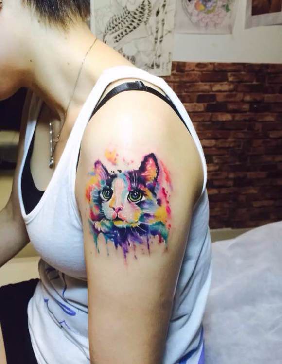 女生手臂可爱的彩绘小猫纹身图案