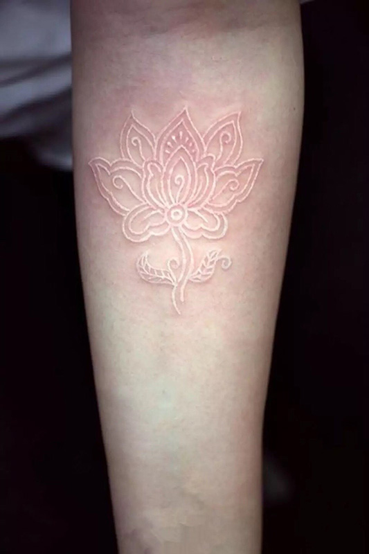 手臂莲花创意隐形纹身图片