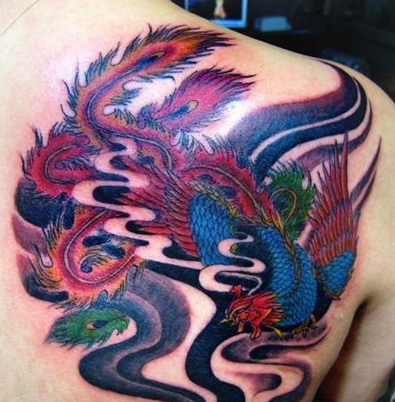 背部彩色传统的凤凰纹身图案