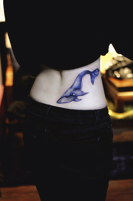 腰部蓝色鲸鱼个性纹身图案