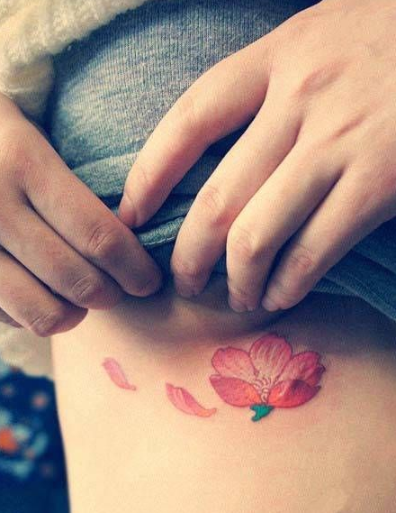 美女胸部小樱花时尚纹身图片