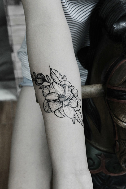手臂简约不简单的花朵创意纹身图案