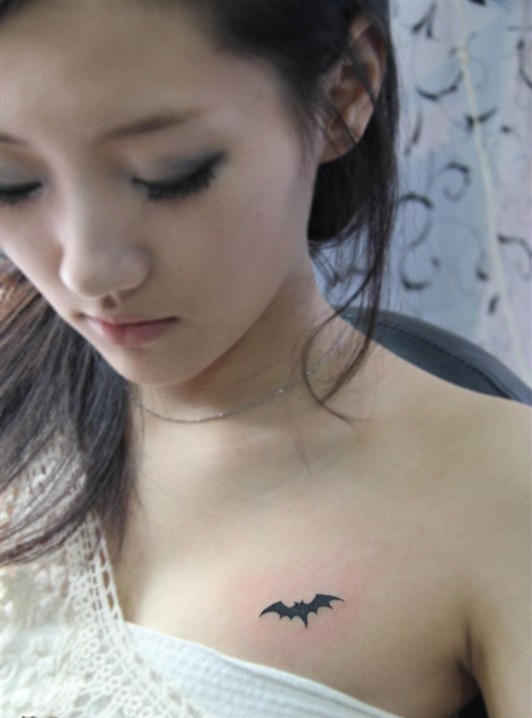 美女小臂个性蝙蝠纹身图案
