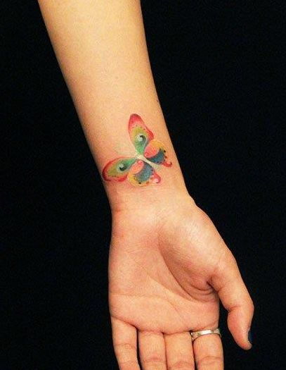 手腕精巧标致的彩色蝴蝶纹身图案