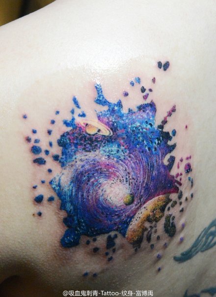 背部宇宙中的星空漩涡纹身图案