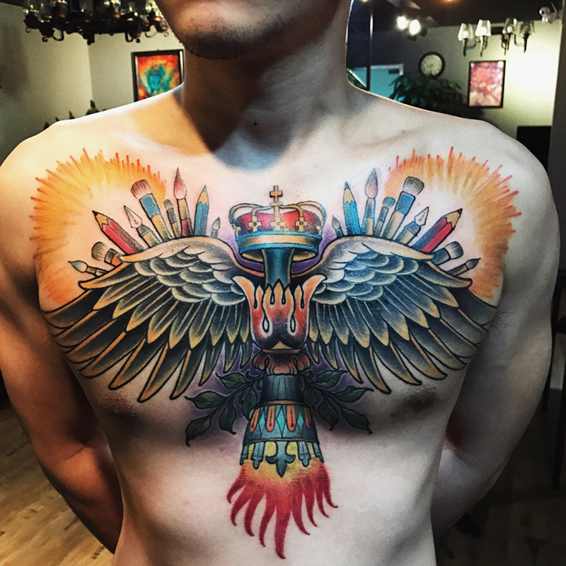 胸部个性翅膀与皇冠彩绘纹身图片