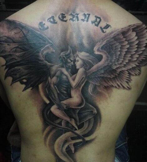 背部好看的魔鬼与天使缠绵纹身图案