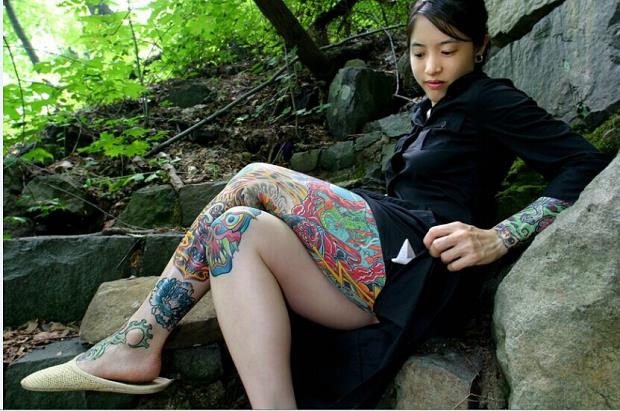 美女腿部和手臂艳丽迷人的彩绘纹身图案