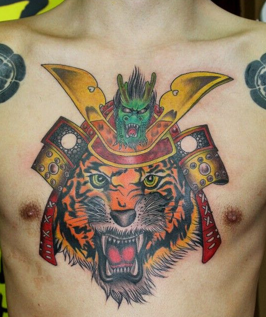 男性胸部霸气老虎和麒麟头纹身图案